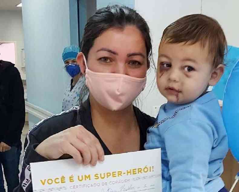 A mãe do bebê que sobreviveu ao ataque na creche em Saudades (SC), Adriana Martins, disse que este domingo foi o dia mais feliz da vida dela(foto: Alcebíades Santos/Hospital da Criança)