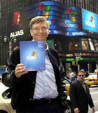 Bill Gates posa para foto com o Windows XP em Redmond, Washington (foto: AFP PHOTO/Jeff Christensen)