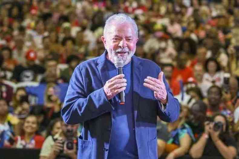 Lula fala com apoiadores em comcio 