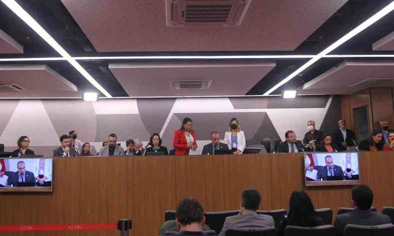 Mesa de auditrio na Assembleia Legislativa de Minas Gerais durante audincia pblica sobre minerao na Serra do Curral