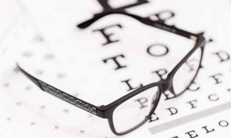 Optometristas so os profissionais da tica, e podem auxiliar na confeco de lentes dos culos, mas no devem exercer atividades mdicas
