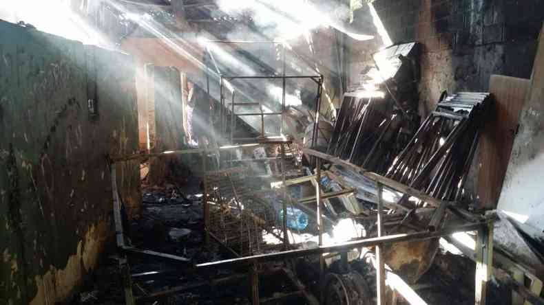Bloco do galpo da Asmare consumido pelo fogo na noite desta segunda-feira (11)(foto: Edsio Ferreira/EM D.A.Press)