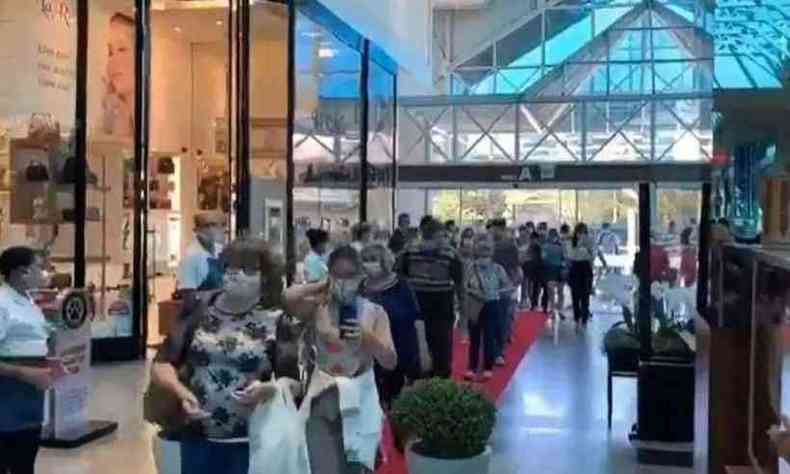 Shopping em Blumenau teve aglomerao no dia de reabertura 