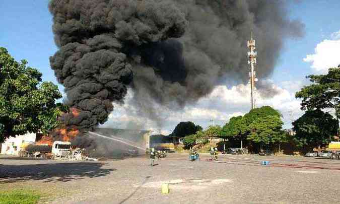 Fogo comeou por volta das 17h30 e foi debelado(foto: Bombeiros/Divulgao)