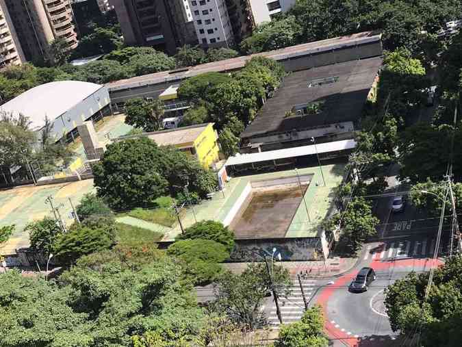Segundo a direo do Estadual Central, piscina est desativada e recebe tratamentoPedro Barbosa/Divulgao