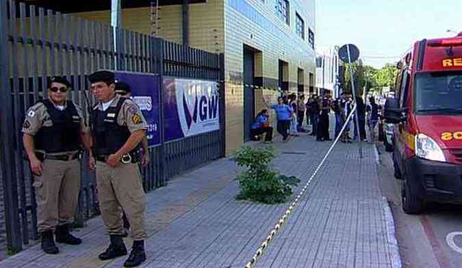 Policiais isolaram a empresa para o resgate de refns em Divinpolis(foto: Reproduo TV Alterosa)