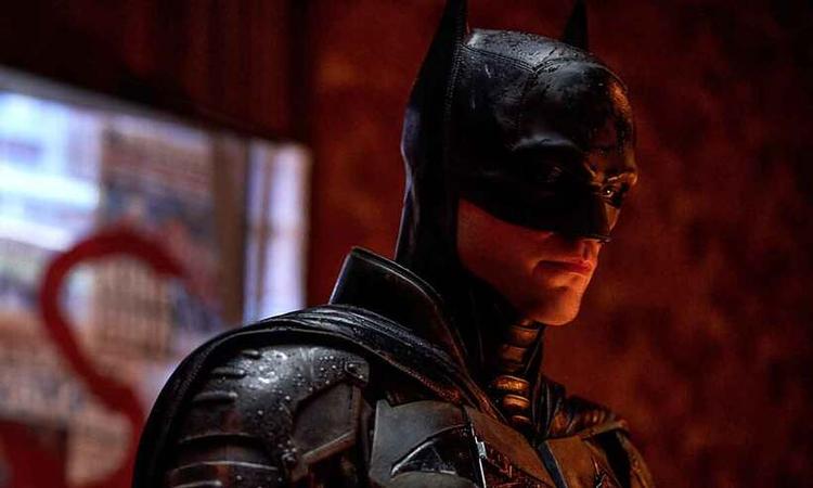 Robert Pattinson , de mscara, como Batman no filme The Batman