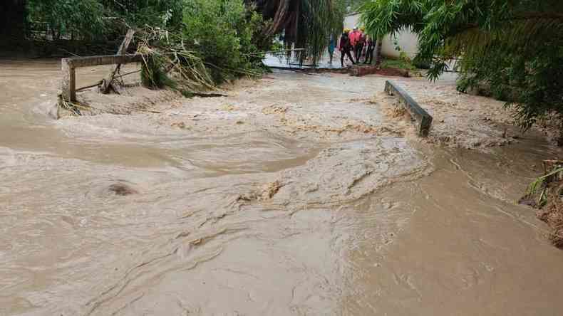 Ponte sob a rede férrea, em Azurita, inundada.