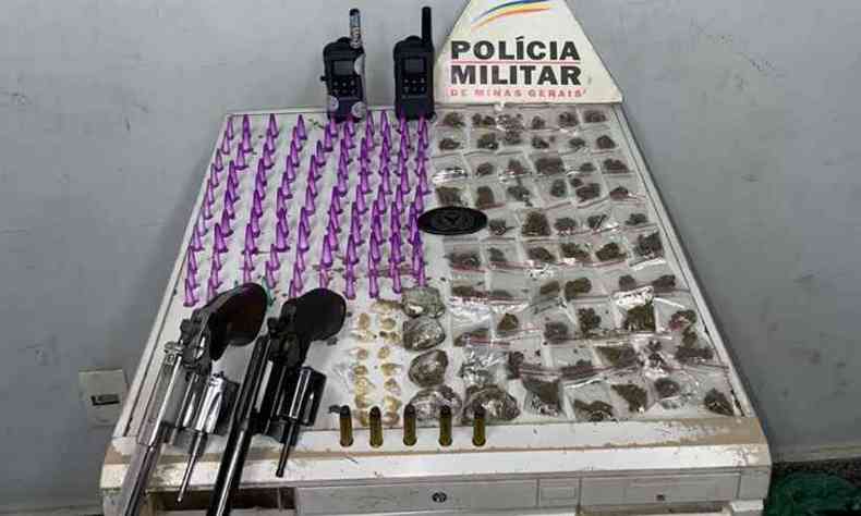 Militares encontraram no local 110 pinos de cocana, 15 pedras de crack, cinco tabletes de maconha, 59 buchas de maconha, dois revlveres, munio e dois rdio comunicadores