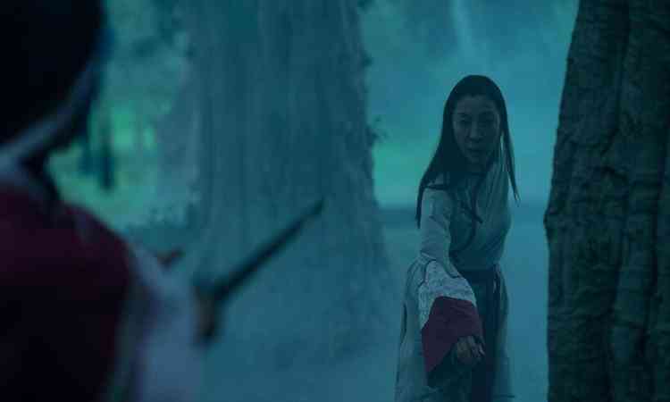 A atriz Michelle Yeoh em cena de luta com espada em 'Tudo em todo lugar ao mesmo tempo' 