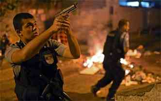 Policiais empunhavam armas letais durante represso ao protesto realizado em Copacabana(foto: AFP PHOTO / CHRISTOPHE SIMON )