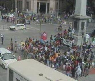 C�meras da BHTrans mostram a concentra��o do grupo no Centro da capital. A Pol�cia Militar acompanha a manifesta��o(foto: Reprodu��o/BHTrans)