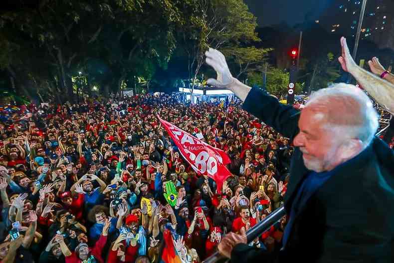 Lula discursa na Avenida Paulista, em So Paulo, depois de classificar-se para o segundo turno das eleies em 2022