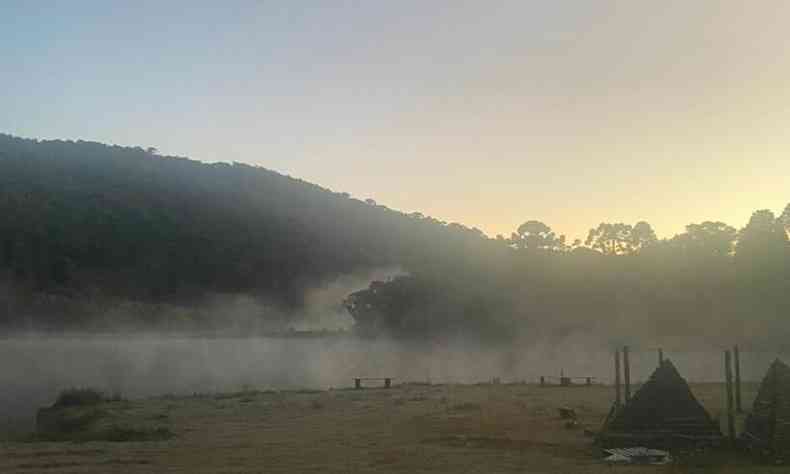 Em Monte Verde, no Sul de Minas, a populao teve um amanhecer com muito frio e geadas novamente (foto: Mari Felippini/Divulgao )