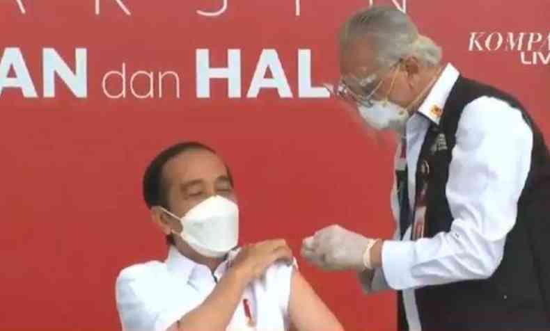 O presidente Joko Widodo foi o primeiro a receber a 1 dose da vacina na manh de quarta-feira (13/01)(foto: Joko Widodo/Reproduo)