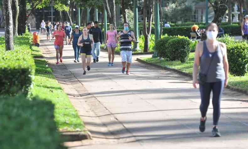 Pessoas caminhado em BH, aps flexibilizao do uso de mscara 