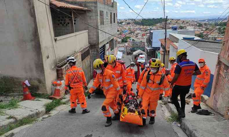 Simulao de resgate de vtimas soterrada aps desabamento(foto: Milla Silva/Prefeitura de Contagem)