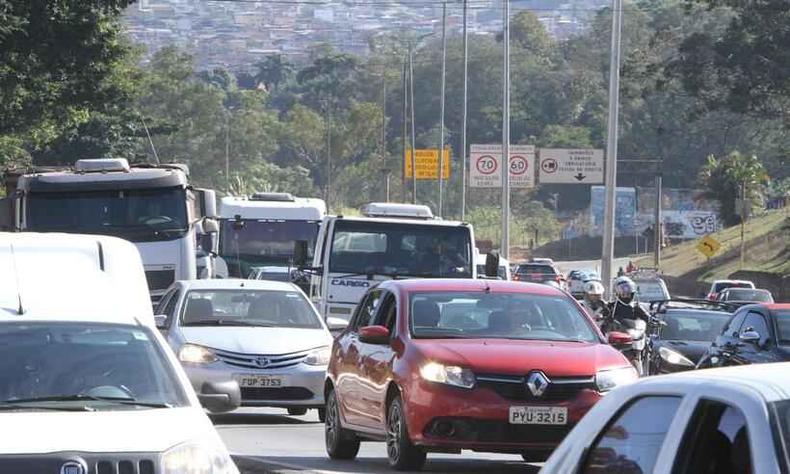 Nas cidades onde não existir ECV credenciada, a Polícia Civil será a responsável pelo processo de credenciamento(foto: Edesio Ferreira/EM/D.A Press) carros na rua de Belo Horizonte