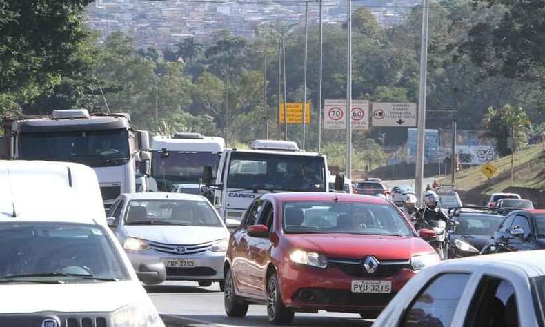 carros na rua de Belo Horizonte