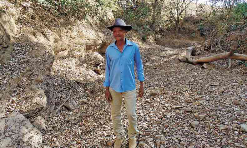 O produtor Nilson Marques das Neves, de 65 anos, dentro do que j foi o Rio das Pedras, na comunidade de gua Boa 