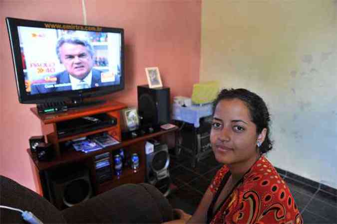 Na sua casa, ao lado da cidade adminsitrativa, Juliana Cordeiro assistiu ao programa eleitoral de Pernambuco(foto: Leandro Couri/EM/D.A Press)