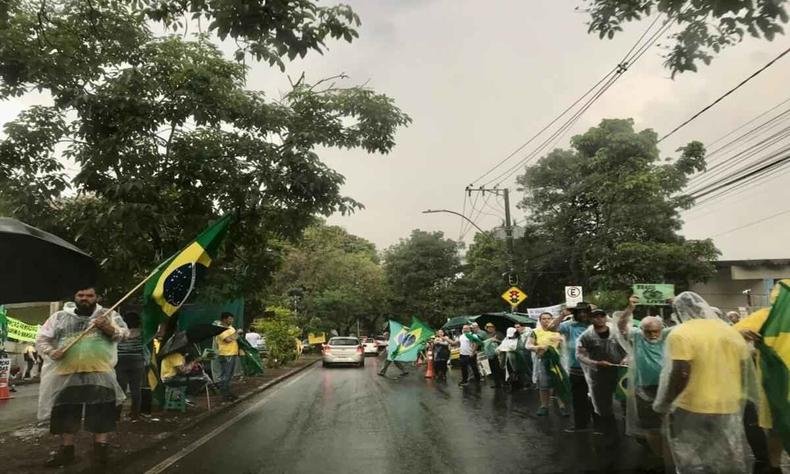 Manifestantes usam capas de chuva durante o protesto 