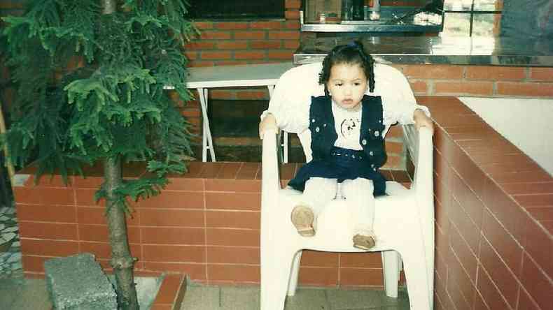 Caroline, quando pequena, ao lado do pinheiro, pelo qual hoje tem carinho(foto: Arquivo pessoal)