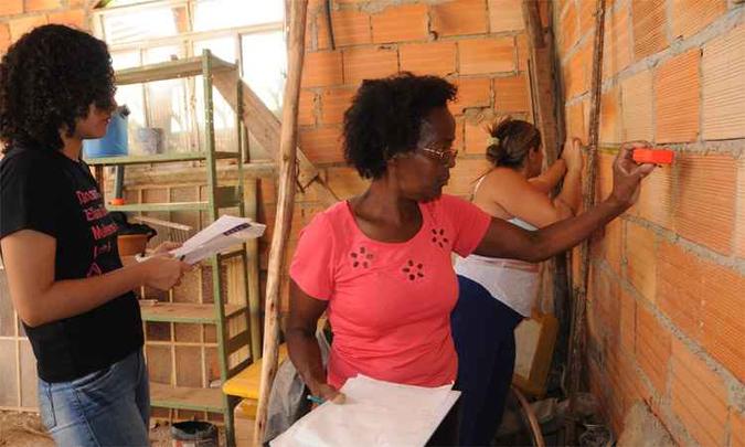 Olho na trena, no prumo e no esquadro: com assessoria, mulheres como Santa Ferreira e Raílda Carvalho assumem a frente das construções(foto: Paulo Filgueiras/EM/DA Press) Olho na trena, no prumo e no esquadro: com assessoria, mulheres como Santa Ferreira e Raílda Carvalho assumem a frente das construções(foto: Paulo Filgueiras/EM/DA Press)