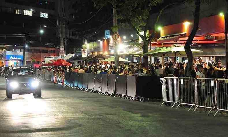 Em setembro, EM flagrou aglomeração de clientes de bares e restaurantes na Rua Alberto Cintra, em Belo Horizonte(foto: Túlio Santos/EM/D.A Press - 05/09/2020)