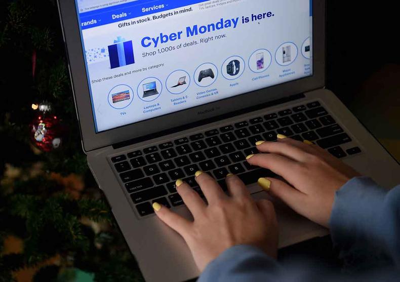 Tela de computador ligada  CyberMonday