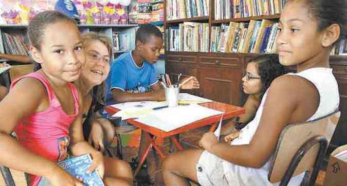 Biblioteca inaugurada na comunidade Eliana Silva foi construda em um msemeio e viabilizada com verba obtida por campanha no Catarse(foto: ANA CAROLINA M. SORAGGI/DIVULGAO)