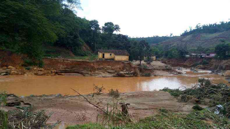 Imagem mostra destruio causada pela chuva na zona rural de Urucnia, na Zona da Mata(foto: Corpo de Bombeiros/Divulgao)