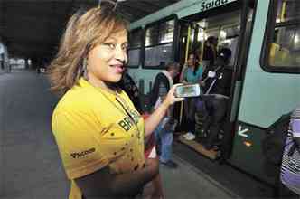 Rosa Fernandes, a caminho de casa, acompanhou o primeiro tempo do jogo pelo celular (foto: Ramon Lisboa/EM DA Press )