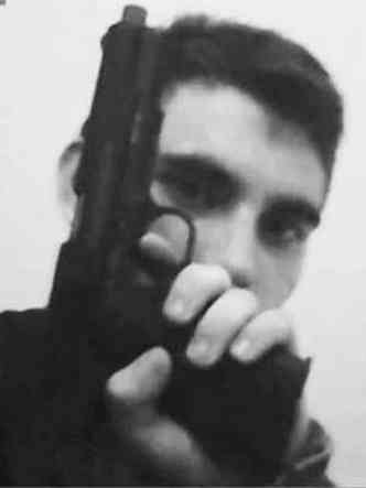 O ex-aluno da escola Nikolaus Cruz, de 19 anos posa com armas nas redes sociais (foto: Reprodução Instagram)