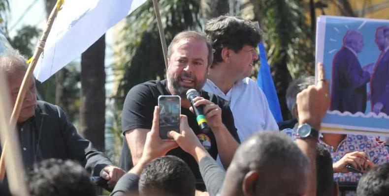 Alexandre Silveira segurando microfone e discursando em cima do palanque no ato