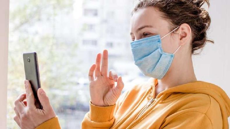 Enquanto medidas mais restritivas são necessárias, uma saída para manter laços com amigos e familiares é utilizar ferramentas e aplicativos de videochamadas. Outra recomendação é compartilhar informações cientificamente validadas, como o uso correto de máscaras(foto: Getty Images) Enquanto medidas mais restritivas são necessárias, uma saída para manter laços com amigos e familiares é utilizar ferramentas e aplicativos de videochamadas. Outra recomendação é compartilhar informações cientificamente validadas, como o uso correto de máscaras(foto: Getty Images)