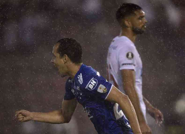 Armador Rodriguinho comemora depois de marcar o gol que garantiu o triunfo celeste no El Palacio(foto: JUAN MABROMATA/AFP)