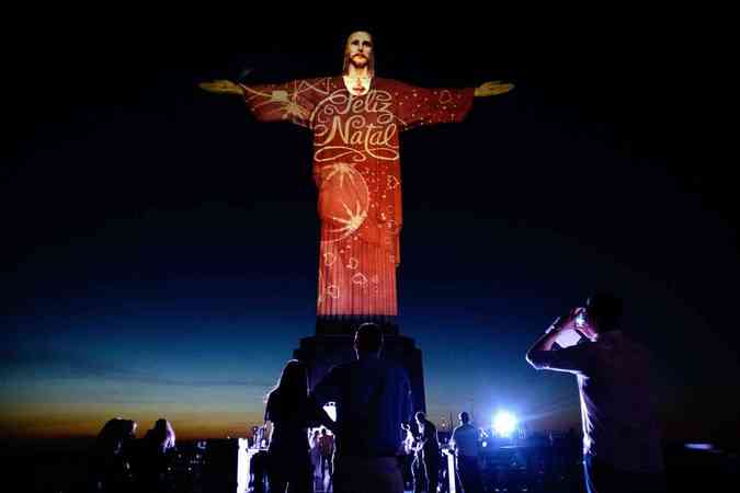 Cristo Redentor, no Rio de Janeiro, ganhou iluminao especial neste NatalYASUYOSHI CHIBA/AFP