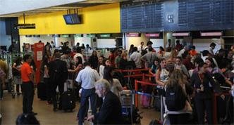 Expans�o da capacidade do terminal em 4,9 milh�es de passageiros � necess�ria para evitar o caos durante o Mundial de futebol(foto: BETO NOVAES/EM/D.A PRESS - 26/12/10)