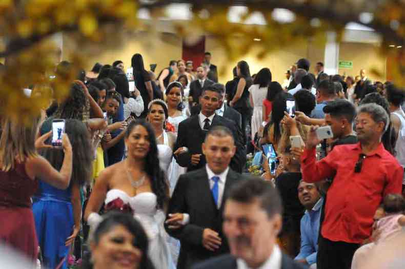 Quarenta e dois casais participaram da celebrao, promovida pela Defensoria Pblica em Ribeiro das Neves(foto: ALEXANDRE GUZANSHE/EM/D.A PRESS)