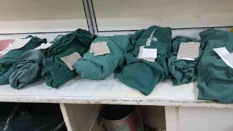 Um mdico publicou no Twitter esta foto de corpos de bebs embalados em lenis verdes(foto: @DMagombeyi)