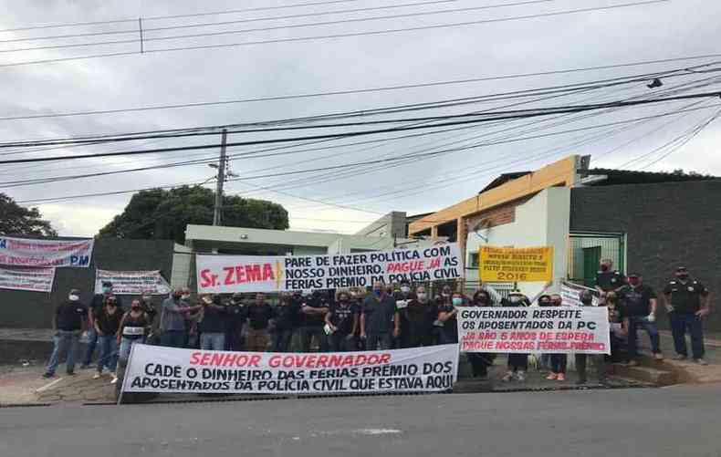 Servidores da PC protestaram na porta do Detran, no Bairro Nova Gameleira, em BH(foto: Ramon Lisboa/EM/D.A Press)