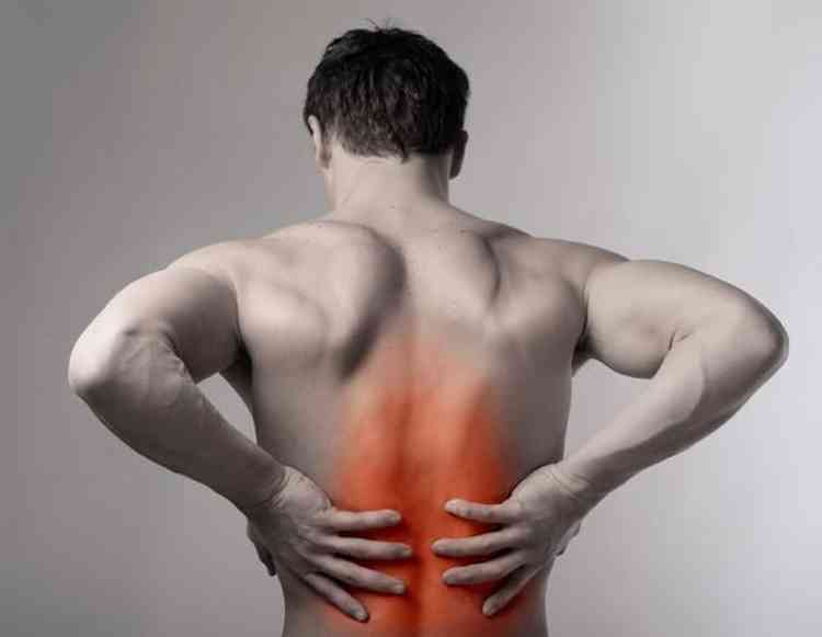 Homem com dor nas costas