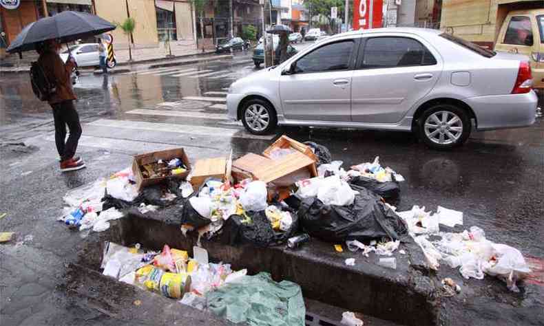 Lixo descartado irregularmente prximo de rea de alagamento na Avenida Francisco S: risco multiplicado pela falta de educao e pelo desleixo(foto: Edsio Ferreira/EM/D.A Press)