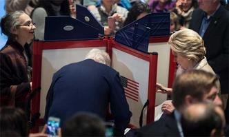 Hillary vota ao lado de Bill Clinton em Chappaqua, NY(foto: Brendan Smialowski / AFP )