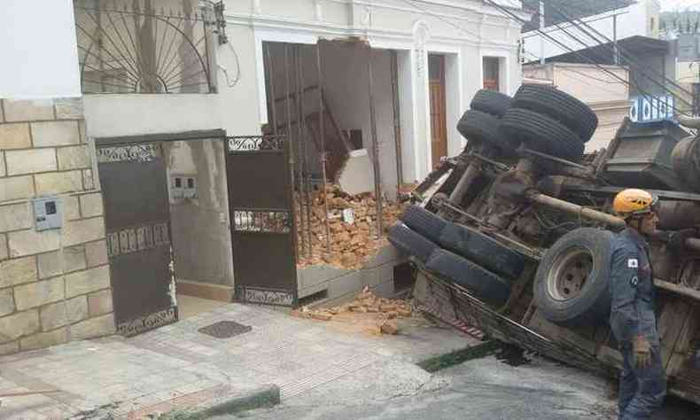Muro da casa foi destrudo pelo veculo e duas crianas precisaram de socorro mdico (foto: Corpo de Bombeiros/ Divulgao)