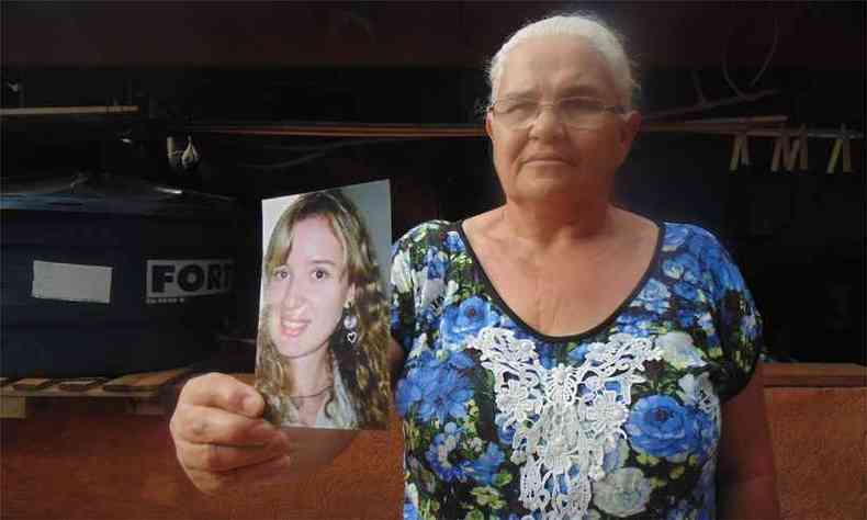Maria Divina mostra a foto da filha: ' uma dor que nunca passa' (foto: Luiz Ribeiro/EM/DA Press)