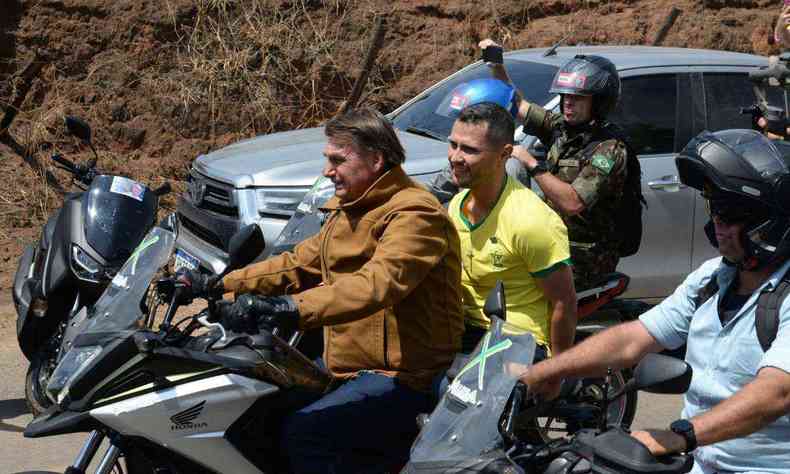 Senador Cleitinho Azevedo na garupa do ex-presidente em motociata 