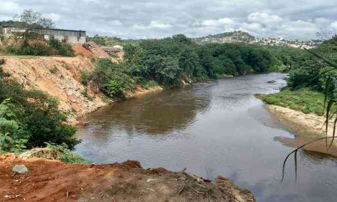 Material atingiu o Rio das Velhas, estreitando seu leito(foto: PMMG/Polcia de Meio Ambiente)
