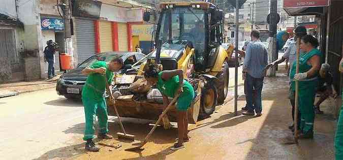 Equipe da Prefeitura de Juiz de Fora trabalha na limpeza de rua aps temporal (foto: Assessoria de Comunicao - DEMLURB)